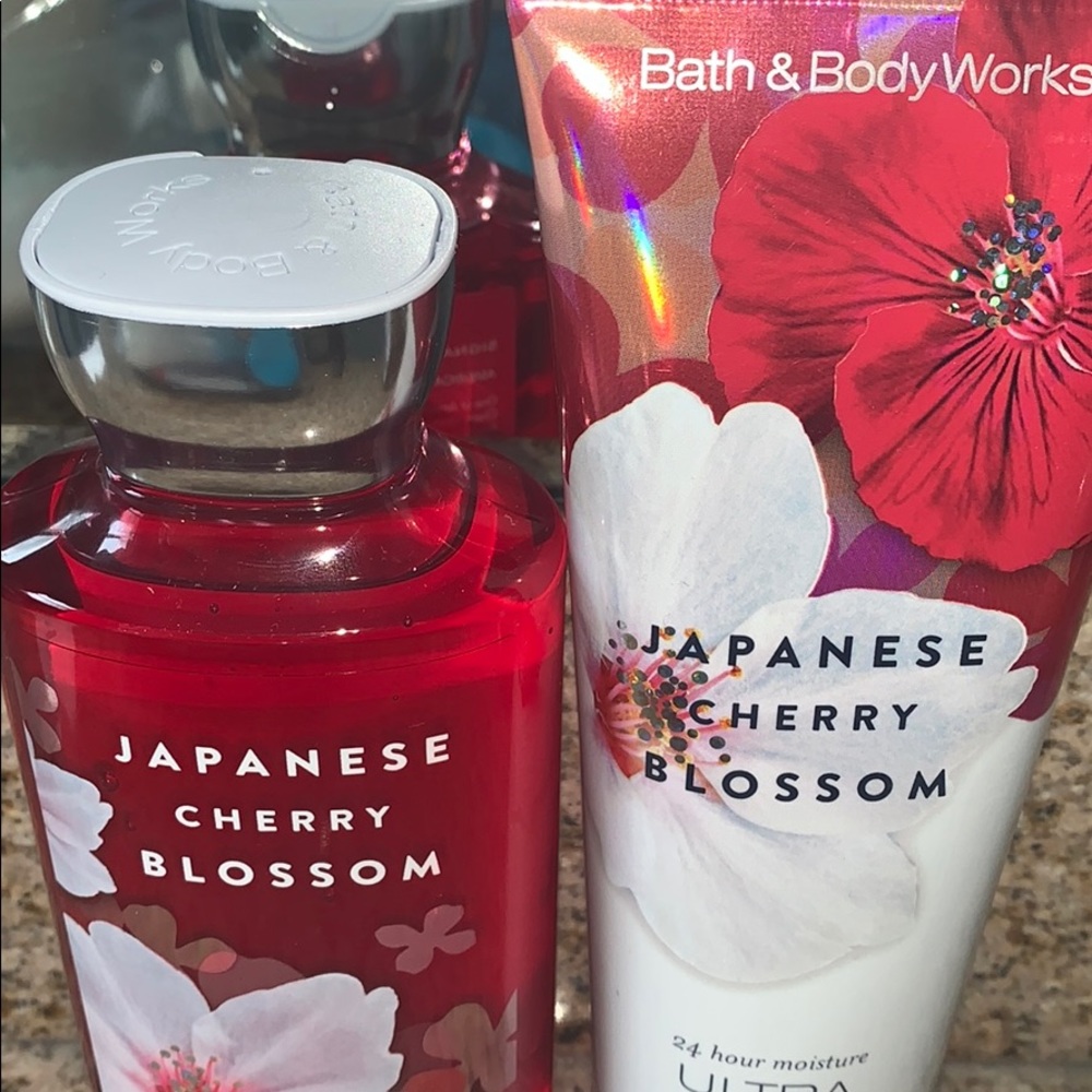 Bath and Body Works shower gel and body cream set